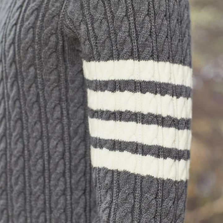 Varm strikket herresweater