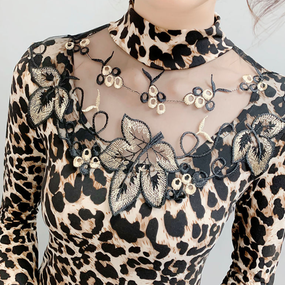 Dorotea – Leopardmønstret top med stil